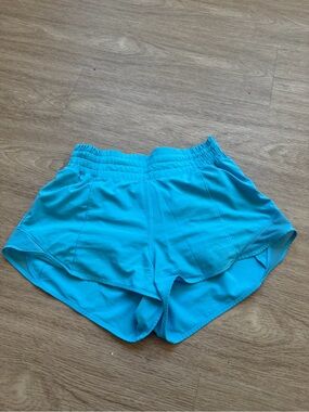 LULULEMON Hotty Hot Shorts in electric turquoise size 4